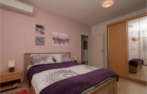 Postel nebo postele na pokoji v ubytování Three-Bedroom Apartment In Podaca