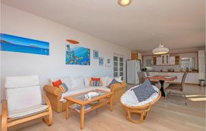 Kuchyň nebo kuchyňský kout v ubytování Three-Bedroom Apartment In Podaca