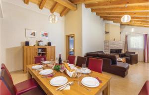 jadalnia z drewnianym stołem i krzesłami w obiekcie Nice Home In Rezanci With Wifi w mieście Režanci