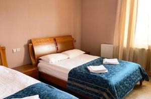 Katil atau katil-katil dalam bilik di Hotel in Bakuriani
