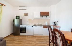 Kuchyňa alebo kuchynka v ubytovaní Amazing Home In Biograd Na Moru