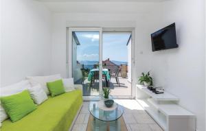TV a/nebo společenská místnost v ubytování Nice Apartment In Crikvenica With Wifi