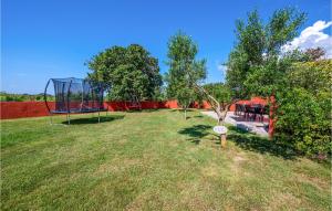 En have udenfor 3 Bedroom Awesome Home In Liznjan