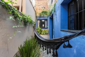 a hammock hanging from the side of a building at CasaAzul Moderna&Confortável Campinas in Campinas