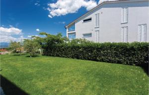 Κήπος έξω από το Nice Apartment In Malinska With Wifi