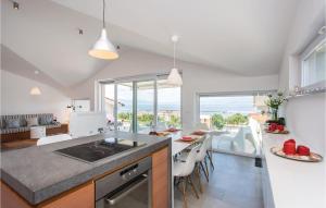 Η κουζίνα ή μικρή κουζίνα στο Nice Apartment In Malinska With Wifi
