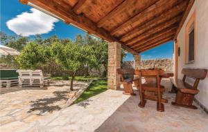 d'une terrasse meublée avec une table et des chaises. dans l'établissement Two-Bedroom Holiday Home In Zemunic Gornji, à Vlašnović