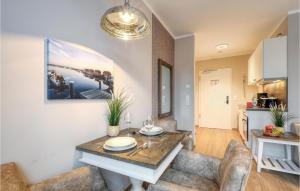 ein Wohnzimmer mit einem Tisch und einigen Stühlen in der Unterkunft Baltischer Hof Apartment 59 in Boltenhagen