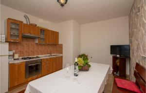 Kuchyň nebo kuchyňský kout v ubytování Holiday Home Makarska Puharici