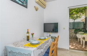 Televízia a/alebo spoločenská miestnosť v ubytovaní Cozy Apartment In Mali Losinj + 9 fotografií