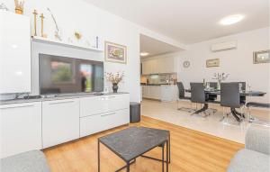 Dapur atau dapur kecil di Beautiful Home In Kaocine With Kitchen