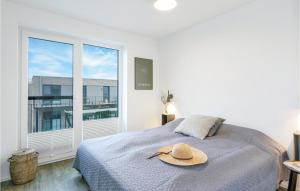 ein Schlafzimmer mit einem Bett, auf dem ein Hut liegt in der Unterkunft Penthouse Deluxe in Lembruch