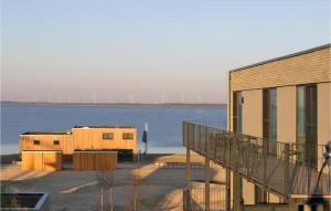 ein Gebäude neben einem großen Gewässer in der Unterkunft Penthouse Deluxe in Lembruch + 30 Fotos