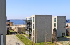 ein Apartmenthaus mit dem Meer im Hintergrund in der Unterkunft Penthouse Deluxe in Lembruch