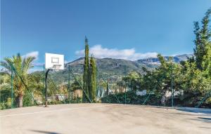 einem Basketballplatz mit Basketballkorb in der Unterkunft Holiday Home Periana - 03 in Periana