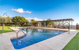 ein Schwimmbad mit einem Brunnen in einem Park in der Unterkunft Holiday Home Periana - 03 in Periana