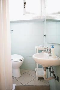 un bagno con lavandino e WC di MICHELANGELO 26 Monolocale a Milano