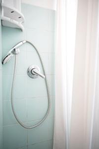 e bagno con doccia e tenda. di MICHELANGELO 26 Monolocale a Milano