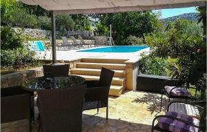 Bazén v ubytovaní Holiday Home Vinisce Pod Balankinu alebo v jeho blízkosti