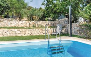 Bazén v ubytovaní Holiday Home Vinisce Pod Balankinu alebo v jeho blízkosti