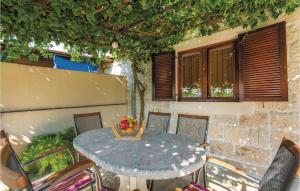 Patio alebo iná vonkajšia časť ubytovania Holiday Home Vinisce Pod Balankinu