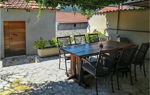 Patio alebo iná vonkajšia časť ubytovania Holiday Home Vinisce Pod Balankinu