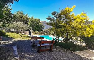 Bazén v ubytovaní Holiday Home Vinisce Pod Balankinu alebo v jeho blízkosti