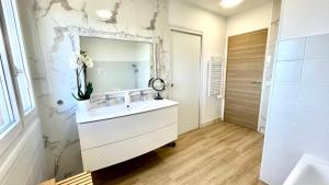Villa Cacharelle Vue Mer Piscine的一间浴室