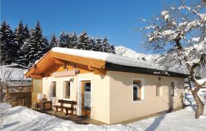 mały domek ze śniegiem na dachu w obiekcie Ruhiges Ferienhaus Breitenbach w mieście Breitenbach am Inn +5 zdjęć