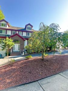 a large house with a tree in the front yard at 2000 square feet of comfort and relaxation near NYC in South River