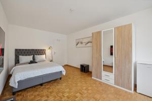 Giường trong phòng chung tại Pearlstay - City Center Workplace Balcony Washer