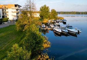 Zdjęcie z galerii obiektu Marina Blue - super widok z własnego ogródka na jezioro, parking, Netflix i Max w Iławie