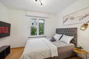a bedroom with a bed and a window at Pearlstay - City Center Workplace Balcony Washer in Winterthur