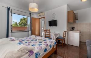 Posteľ alebo postele v izbe v ubytovaní Lovely Apartment In Jadranovo With Wifi