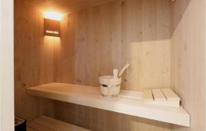 a small room with a shelf with a cup and books at Lovely Home In Lembruchdümmer See in Lembruch