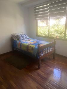 Ένα ή περισσότερα κρεβάτια σε δωμάτιο στο Zona sur apartamento Calacoto centro 3 dormitorios