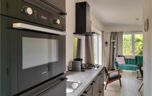 eine Küche mit Spüle und Herd oberen Backofen in der Unterkunft Nice Home In Heinkenszand With Wifi in Heinkensand