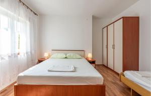 Katil atau katil-katil dalam bilik di 1 Bedroom Awesome Apartment In Kustici