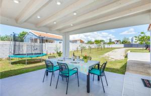 Patio nebo venkovní prostory v ubytování Two-Bedroom Holiday Home In Fazana