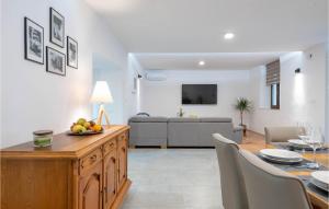 Televízia a/alebo spoločenská miestnosť v ubytovaní 3 Bedroom Villa In Pula