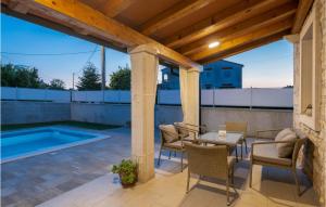 Bazén v ubytovaní 3 Bedroom Villa In Pula alebo v jeho blízkosti