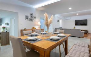 Televízia a/alebo spoločenská miestnosť v ubytovaní 3 Bedroom Villa In Pula