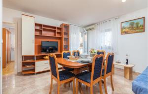 Posedenie v ubytovaní Lovely Apartment In Fazana With Kitchen