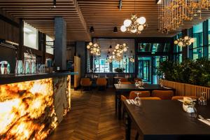 Un restaurante con mesas y sillas y chimenea. en Stegna Amber Apartment, en Stegna