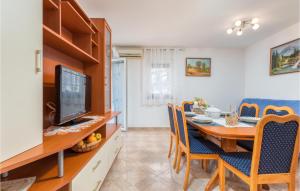 Televízia a/alebo spoločenská miestnosť v ubytovaní Lovely Apartment In Fazana With Kitchen