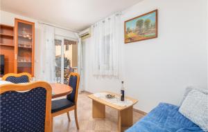 Posedenie v ubytovaní Lovely Apartment In Fazana With Kitchen