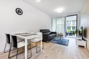 Una sala de estar con una mesa y sillas y un sofá. en Stegna Amber Apartment, en Stegna 13 fotos más