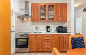 Kuchyňa alebo kuchynka v ubytovaní Lovely Apartment In Fazana With Kitchen