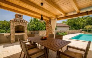 patio z drewnianym stołem i krzesłami oraz basenem w obiekcie Nice Home In Polje With Wifi w mieście Polje +37 zdjęć