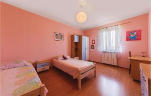 Postel nebo postele na pokoji v ubytování 3 Bedroom Gorgeous Home In Putini